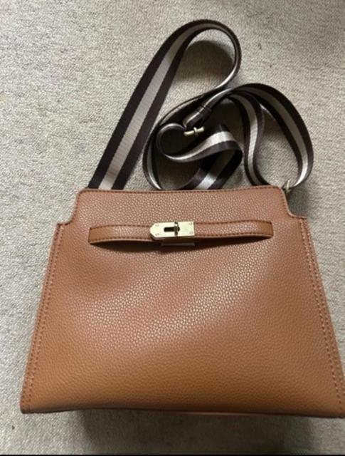 キャメル色 2way ショルダーバッグ ハンドバッグ ゴールド金具 幅広ストラップ < 女性ファッション キャメル色 2way ショルダーバッグ ハンドバッグ ゴールド金具 幅広ストラップ < 女性ファッションの