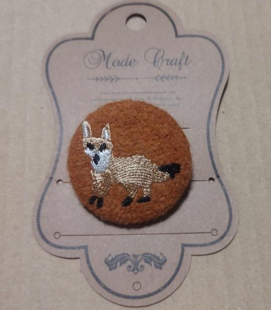 キツネ刺繍 フエルトくるみボタン バッチ ブローチ < 女性アクセサリー/時計  キツネ刺繍 フエルトくるみボタン バッチ ブローチ  < 女性アクセサリー/時計の