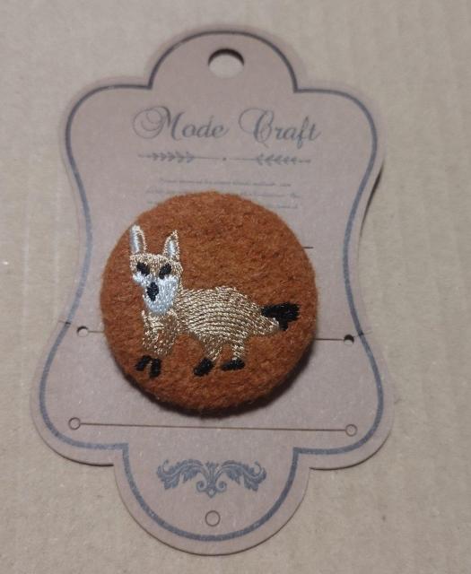 キツネ刺繍 フエルトくるみボタン バッチ ブローチ < 女性アクセサリー/時計  キツネ刺繍 フエルトくるみボタン バッチ ブローチ < 女性アクセサリー/時計の
