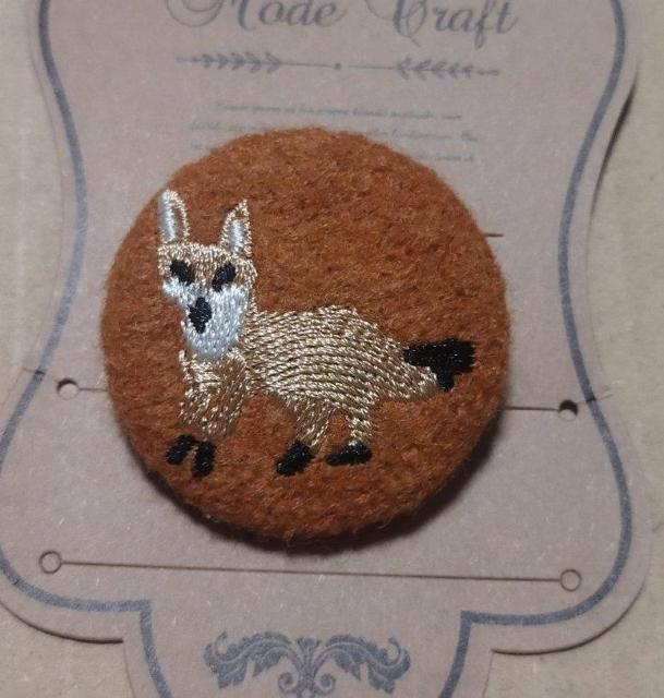 キツネ刺繍 フエルトくるみボタン バッチ ブローチ < 女性アクセサリー/時計  キツネ刺繍 フエルトくるみボタン バッチ ブローチ < 女性アクセサリー/時計の