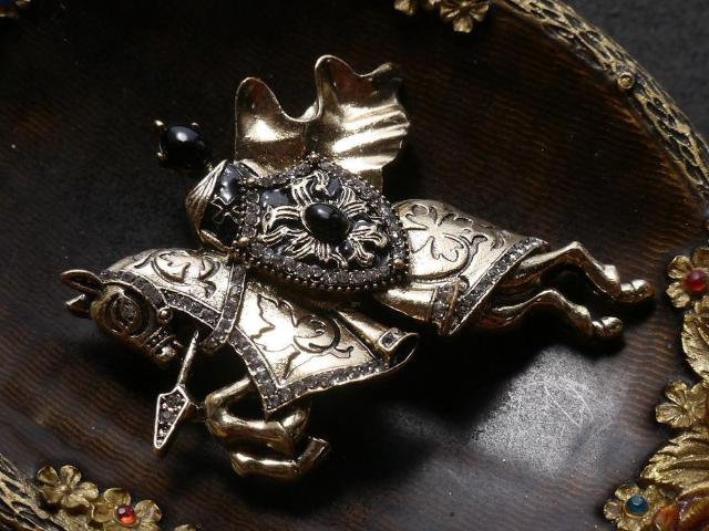 新品アンティーク調ゴシック黒騎士ブローチ 中世 騎士 < 女性アクセサリー/時計  新品アンティーク調ゴシック黒騎士ブローチ 中世 騎士 < 女性アクセサリー/時計の