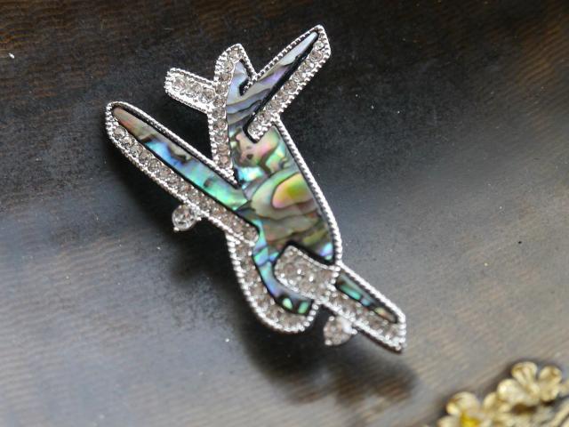 新品アンティーク調きらきらストーン ユニークな飛行機 航空機ブローチ < 女性アクセサリー/時計 新品アンティーク調きらきらストーン ユニークな飛行機 航空機ブローチ < 女性アクセサリー/時計の