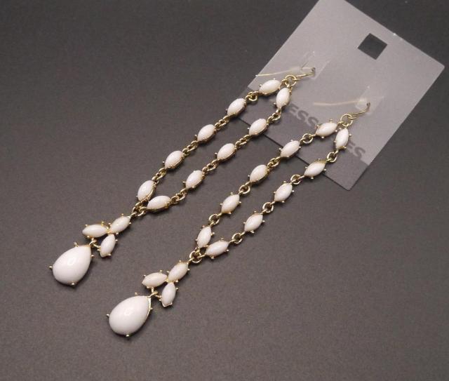 新品 アンティーク調ゆらゆら白ストーンピアス < 女性アクセサリー/時計  新品 アンティーク調ゆらゆら白ストーンピアス  < 女性アクセサリー/時計の