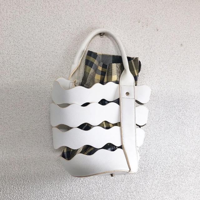 ◆UNTITLED/アンタイトル◆2WAYウェーブバケツトートバッグ★ホワイト*/巾着付き♪未使用 < ブランド ◆UNTITLED/アンタイトル◆2WAYウェーブバケツトートバッグ★ホワイト*/巾着付き♪未使用 < ブランドの