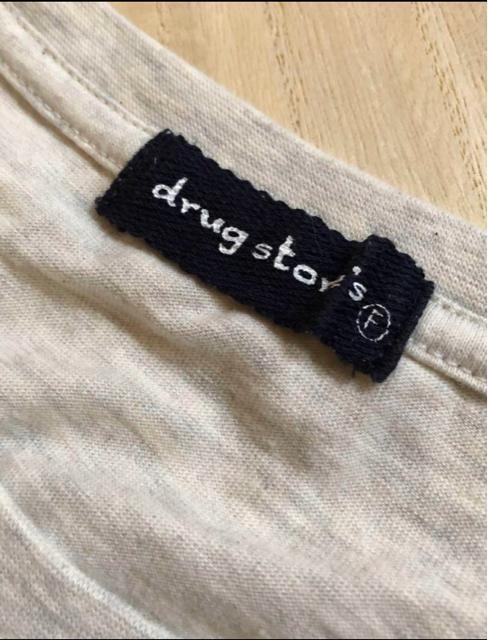 drug store's ドラッグストアーズ 前や袖にロゴやブタさん顔 Tシャツ < ブランド  drug store's ドラッグストアーズ 前や袖にロゴやブタさん顔 Tシャツ < ブランドの