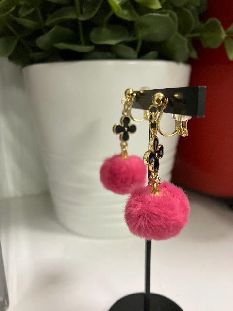 ハンドメイド ファーボールのチャームを使用したイヤリング < 女性ファッション  ハンドメイド ファーボールのチャームを使用したイヤリング < 女性ファッションの