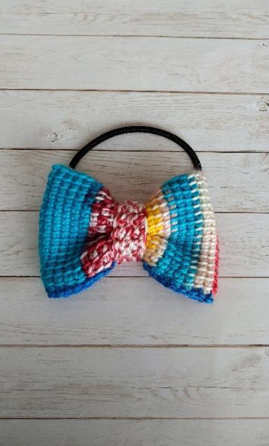 ハンドメイド 編みリボンヘアゴム ブルーイエローレッド < 女性ファッション ハンドメイド 編みリボンヘアゴム ブルーイエローレッド < 女性ファッションの