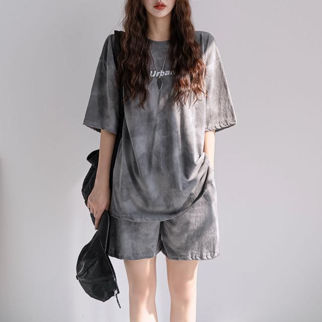 定価5,478円【新品未使用】タイダイ柄 ロゴTシャツ&短パン 2点セット●M グレー●韓国ファッション●セットアップ < 女性ファッション  定価5,478円【新品未使用】タイダイ柄 ロゴTシャツ&短パン 2点セット●M グレー●韓国ファッション●セットアップ  < 女性ファッションの
