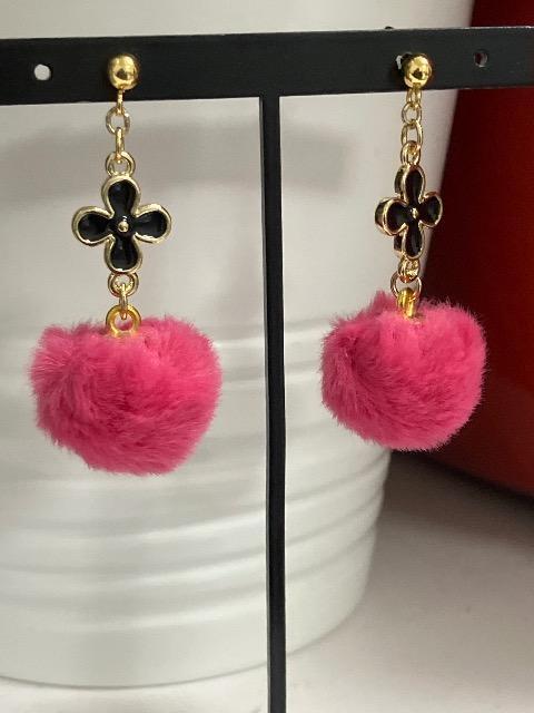 ハンドメイド ファーボールのチャームを使用したピアス < 女性ファッション  ハンドメイド ファーボールのチャームを使用したピアス  < 女性ファッションの