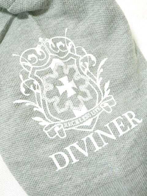 【DIVINER/ディヴァイナー】レザー鉄板プレートエンブレムロゴポロシャツ グレー < 男性ファッション 【DIVINER/ディヴァイナー】レザー鉄板プレートエンブレムロゴポロシャツ グレー < 男性ファッションの