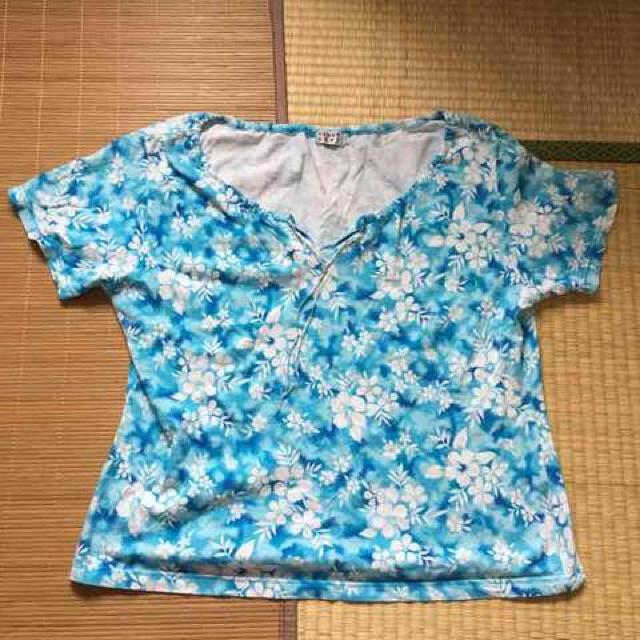 エスニック古着・ブルー系タイダイ&ハイビスカス柄Tシャツ。 < 女性ファッション  エスニック古着・ブルー系タイダイ&ハイビスカス柄Tシャツ。  < 女性ファッションの