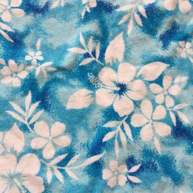 エスニック古着・ブルー系タイダイ&ハイビスカス柄Tシャツ。 < 女性ファッション  エスニック古着・ブルー系タイダイ&ハイビスカス柄Tシャツ。 < 女性ファッションの