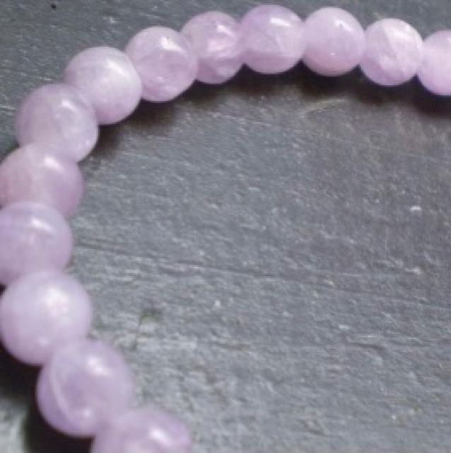 6ミリ玉 クンツァイトブレスレット 天然石 パワーストーン < 女性アクセサリー/時計 6ミリ玉 クンツァイトブレスレット 天然石 パワーストーン < 女性アクセサリー/時計の