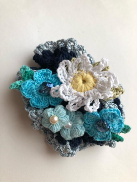 ハンドメイド ボリューム シュシュ マーガレットとガラスビーズのお花とぷっくりお花♪コットン ガーリー ネイビー < 女性ファッション  ハンドメイド ボリューム シュシュ マーガレットとガラスビーズのお花とぷっくりお花♪コットン ガーリー ネイビー < 女性ファッションの