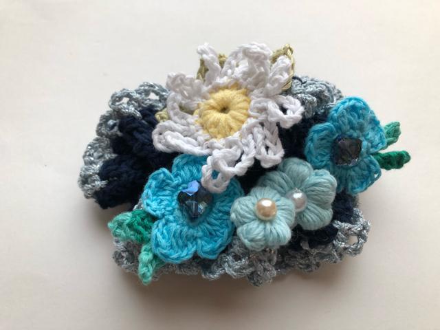 ハンドメイド ボリューム シュシュ マーガレットとガラスビーズのお花とぷっくりお花♪コットン ガーリー ネイビー < 女性ファッション  ハンドメイド ボリューム シュシュ マーガレットとガラスビーズのお花とぷっくりお花♪コットン ガーリー ネイビー < 女性ファッションの