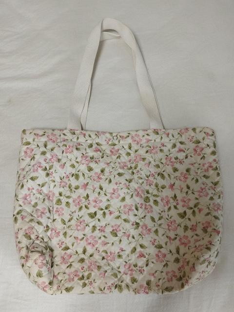花柄キルティング ハンドメイド トートバッグ 肩掛け出来る A4すっぽり < 女性ファッション  花柄キルティング ハンドメイド トートバッグ 肩掛け出来る A4すっぽり  < 女性ファッションの