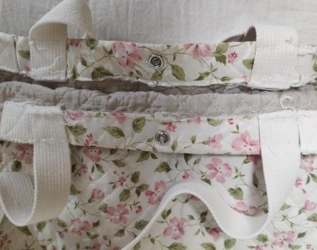 花柄キルティング ハンドメイド トートバッグ 肩掛け出来る A4すっぽり < 女性ファッション  花柄キルティング ハンドメイド トートバッグ 肩掛け出来る A4すっぽり < 女性ファッションの