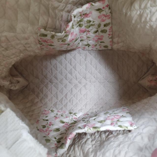 花柄キルティング ハンドメイド トートバッグ 肩掛け出来る A4すっぽり < 女性ファッション  花柄キルティング ハンドメイド トートバッグ 肩掛け出来る A4すっぽり < 女性ファッションの