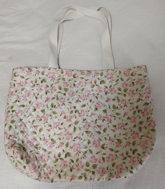 花柄キルティング ハンドメイド トートバッグ 肩掛け出来る A4すっぽり < 女性ファッション  花柄キルティング ハンドメイド トートバッグ 肩掛け出来る A4すっぽり < 女性ファッションの