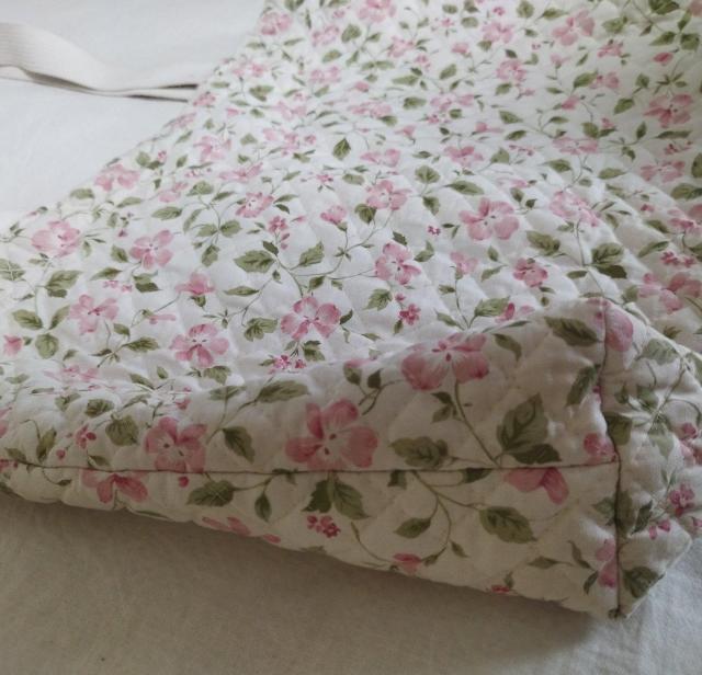 花柄キルティング ハンドメイド トートバッグ 肩掛け出来る A4すっぽり < 女性ファッション  花柄キルティング ハンドメイド トートバッグ 肩掛け出来る A4すっぽり < 女性ファッションの