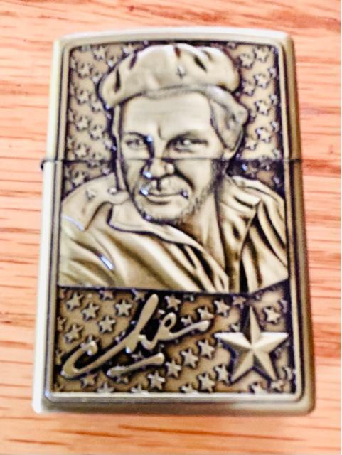 チェ・ゲバラのデザインが特徴のビンテージゴールド オイルライター 新品 オイルなし < 男性ファッション チェ・ゲバラのデザインが特徴のビンテージゴールド オイルライター 新品 オイルなし < 男性ファッションの