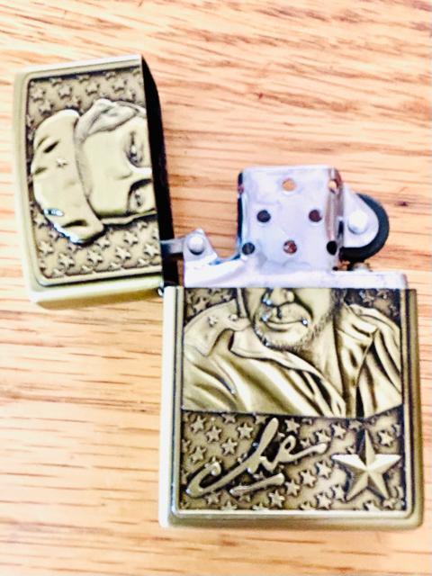 チェ・ゲバラのデザインが特徴のビンテージゴールド オイルライター 新品 オイルなし < 男性ファッション チェ・ゲバラのデザインが特徴のビンテージゴールド オイルライター 新品 オイルなし < 男性ファッションの