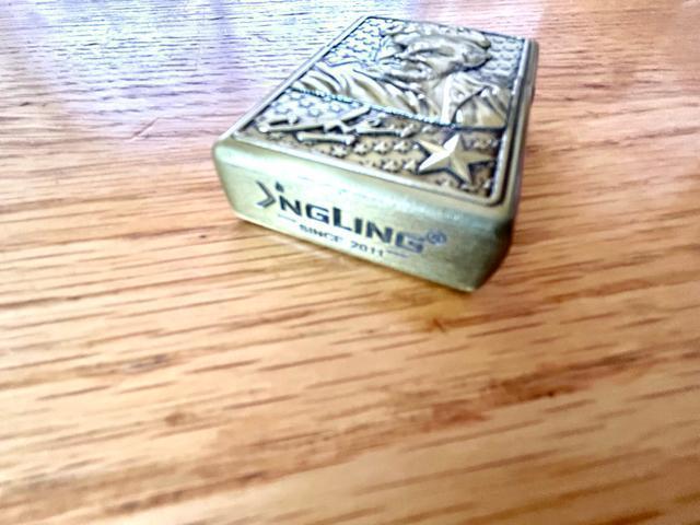 チェ・ゲバラのデザインが特徴のビンテージゴールド オイルライター 新品 オイルなし < 男性ファッション チェ・ゲバラのデザインが特徴のビンテージゴールド オイルライター 新品 オイルなし < 男性ファッションの