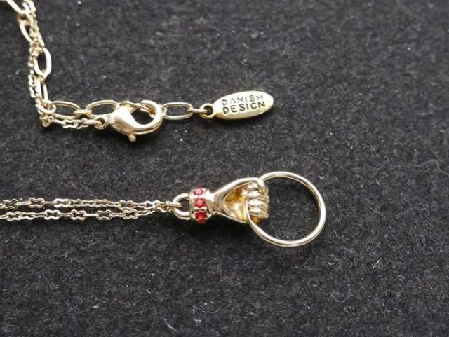 新品 PILGRIM アンティーク調輪っかを持つ手のネックレス < 女性アクセサリー/時計  新品 PILGRIM アンティーク調輪っかを持つ手のネックレス < 女性アクセサリー/時計の