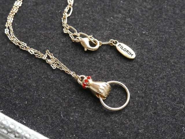 新品 PILGRIM アンティーク調輪っかを持つ手のネックレス < 女性アクセサリー/時計  新品 PILGRIM アンティーク調輪っかを持つ手のネックレス < 女性アクセサリー/時計の