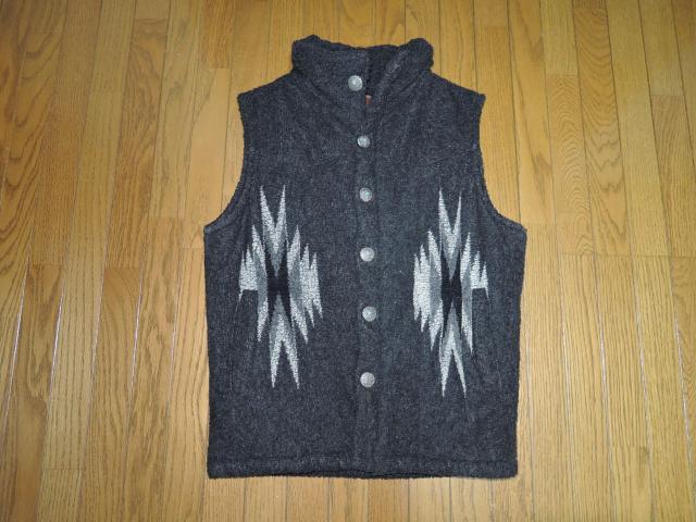 BACKBONE バックボーン ネイティブ柄 中綿ベスト S コンチョボタン オルテガ ステッチ刺繍 オーセンティック < ブランド  BACKBONE バックボーン ネイティブ柄 中綿ベスト S コンチョボタン オルテガ ステッチ刺繍 オーセンティック  < ブランドの