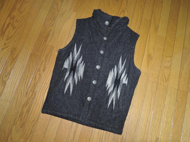 BACKBONE バックボーン ネイティブ柄 中綿ベスト S コンチョボタン オルテガ ステッチ刺繍 オーセンティック < ブランド  BACKBONE バックボーン ネイティブ柄 中綿ベスト S コンチョボタン オルテガ ステッチ刺繍 オーセンティック < ブランドの