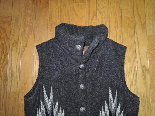 BACKBONE バックボーン ネイティブ柄 中綿ベスト S コンチョボタン オルテガ ステッチ刺繍 オーセンティック < ブランド  BACKBONE バックボーン ネイティブ柄 中綿ベスト S コンチョボタン オルテガ ステッチ刺繍 オーセンティック < ブランドの