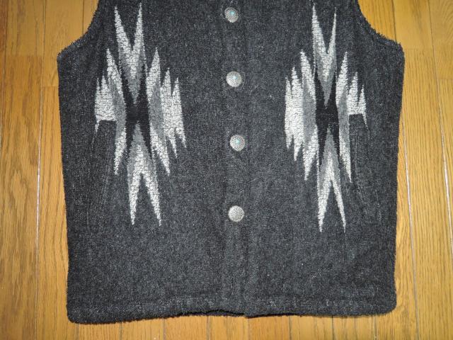 BACKBONE バックボーン ネイティブ柄 中綿ベスト S コンチョボタン オルテガ ステッチ刺繍 オーセンティック < ブランド  BACKBONE バックボーン ネイティブ柄 中綿ベスト S コンチョボタン オルテガ ステッチ刺繍 オーセンティック < ブランドの