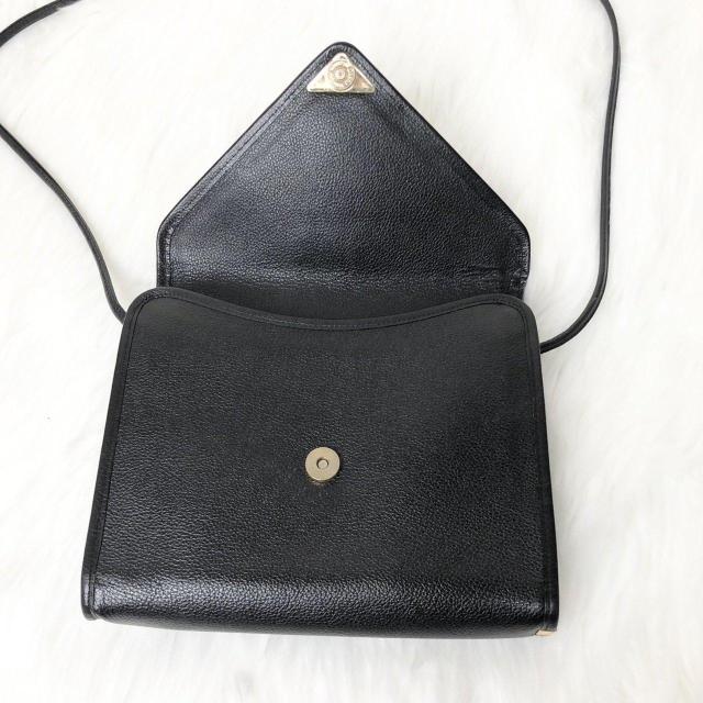 【美品】YSL サンローラン ショルダーバッグ クロスボディ カサンドラ 三角プレート トライアングルプレート ブラック レザー < ブランド 【美品】YSL サンローラン ショルダーバッグ クロスボディ カサンドラ 三角プレート トライアングルプレート ブラック レザー < ブランドの