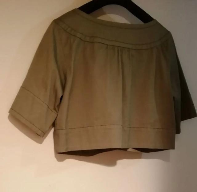 未使用に近い極美品マークバイマークジェイコブス MARC ノーカラー ジャケットアウター高級グリーンショート丈脚長効果抜群 < 女性ファッション  未使用に近い極美品マークバイマークジェイコブス MARC ノーカラー ジャケットアウター高級グリーンショート丈脚長効果抜群 < 女性ファッションの