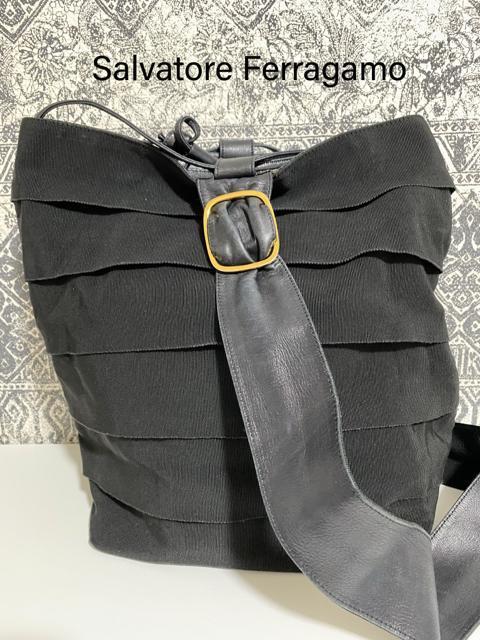 【中古】フェラガモ ヴァラ キャンバス×レザー ショルダーバッグ 肩掛けかばん < ブランド  【中古】フェラガモ ヴァラ キャンバス×レザー ショルダーバッグ 肩掛けかばん  < ブランドの