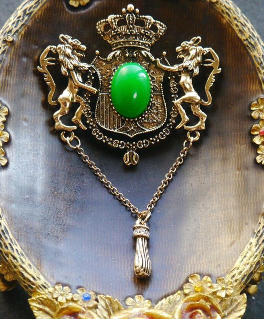 新品アンティーク調ゆらゆらヴィクトリアン紋章ブローチ < 女性アクセサリー/時計 新品アンティーク調ゆらゆらヴィクトリアン紋章ブローチ < 女性アクセサリー/時計の