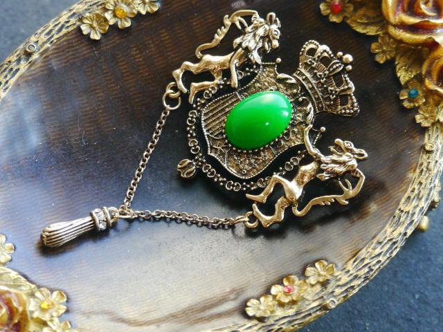 新品アンティーク調ゆらゆらヴィクトリアン紋章ブローチ < 女性アクセサリー/時計 新品アンティーク調ゆらゆらヴィクトリアン紋章ブローチ < 女性アクセサリー/時計の