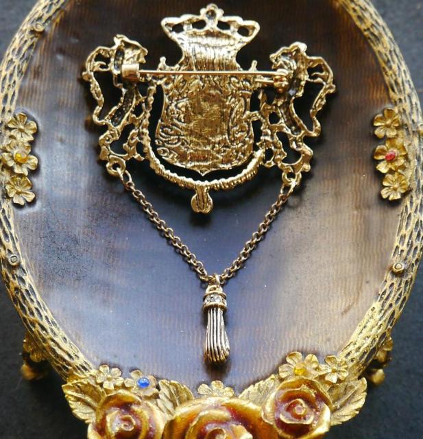 新品アンティーク調ゆらゆらヴィクトリアン紋章ブローチ < 女性アクセサリー/時計 新品アンティーク調ゆらゆらヴィクトリアン紋章ブローチ < 女性アクセサリー/時計の