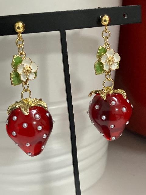 ハンドメイド いちごのチャームを使用したピアス < 女性ファッション  ハンドメイド いちごのチャームを使用したピアス  < 女性ファッションの