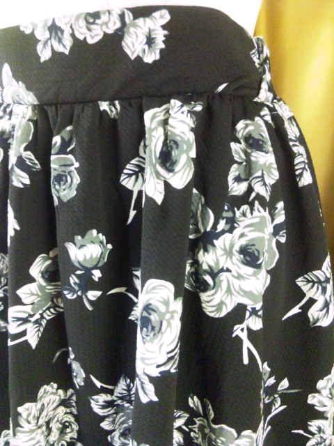 オシャレ(^-^)/薔薇柄スカートM < 女性ファッション  オシャレ(^-^)/薔薇柄スカートM < 女性ファッションの