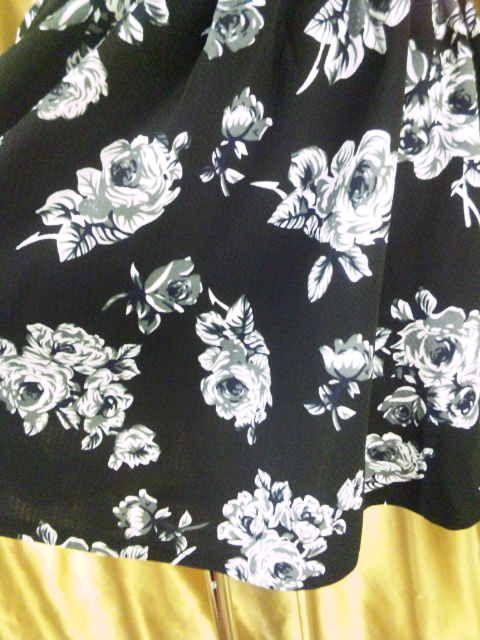 オシャレ(^-^)/薔薇柄スカートM < 女性ファッション  オシャレ(^-^)/薔薇柄スカートM < 女性ファッションの