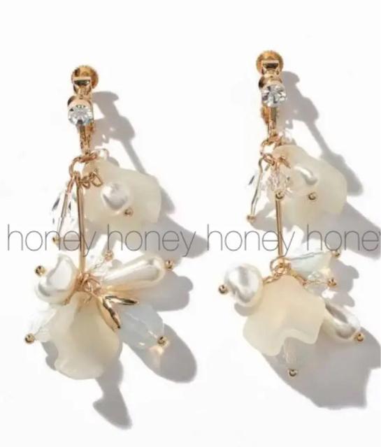 限定SALE●雑誌掲載●定価3,850円●Noelaノエラ●スウィングカラーフラワーピアス●ホワイト×ゴールド < ブランド  限定SALE●雑誌掲載●定価3,850円●Noelaノエラ●スウィングカラーフラワーピアス●ホワイト×ゴールド < ブランドの