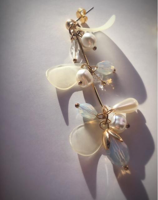 限定SALE●雑誌掲載●定価3,850円●Noelaノエラ●スウィングカラーフラワーピアス●ホワイト×ゴールド < ブランド  限定SALE●雑誌掲載●定価3,850円●Noelaノエラ●スウィングカラーフラワーピアス●ホワイト×ゴールド < ブランドの