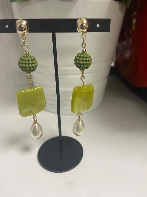 ハンドメイド アクリルパーツとアクリルビーズを使用したピアス < 女性ファッション  ハンドメイド アクリルパーツとアクリルビーズを使用したピアス  < 女性ファッションの