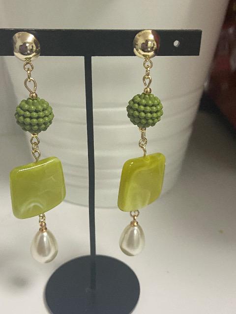 ハンドメイド アクリルパーツとアクリルビーズを使用したピアス < 女性ファッション  ハンドメイド アクリルパーツとアクリルビーズを使用したピアス < 女性ファッションの