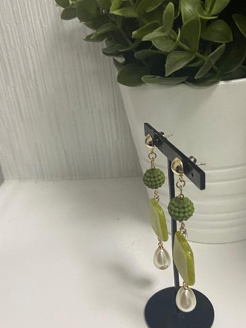 ハンドメイド アクリルパーツとアクリルビーズを使用したピアス < 女性ファッション  ハンドメイド アクリルパーツとアクリルビーズを使用したピアス < 女性ファッションの