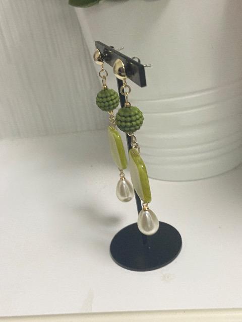 ハンドメイド アクリルパーツとアクリルビーズを使用したピアス < 女性ファッション  ハンドメイド アクリルパーツとアクリルビーズを使用したピアス < 女性ファッションの