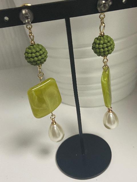 ハンドメイド アクリルパーツとアクリルビーズを使用したピアス < 女性ファッション  ハンドメイド アクリルパーツとアクリルビーズを使用したピアス < 女性ファッションの