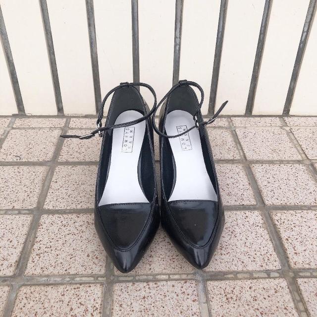 ◆LOWRYS FARM/ローリーズファーム◆エナメル生地ストラップ付きパンプス★ブラック37M*難アリ < ブランド ◆LOWRYS FARM/ローリーズファーム◆エナメル生地ストラップ付きパンプス★ブラック37M*難アリ < ブランドの